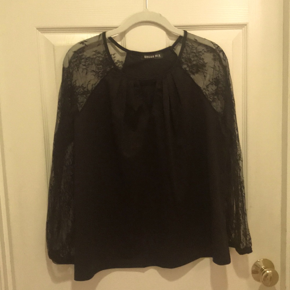 💐 Urban Mix Lace Long Sleeve Keyhole Top